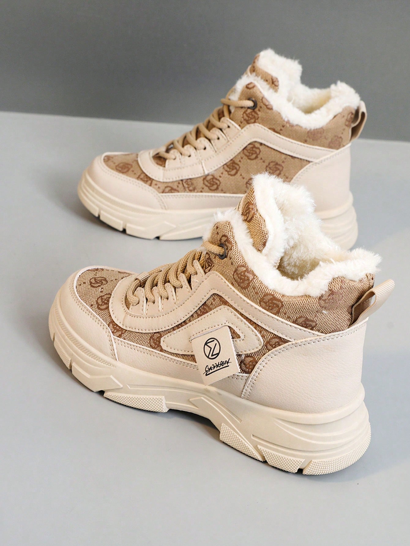 زوج من بوت الثلج متوسطة الطول للنساء، بأصبع قدم مس...