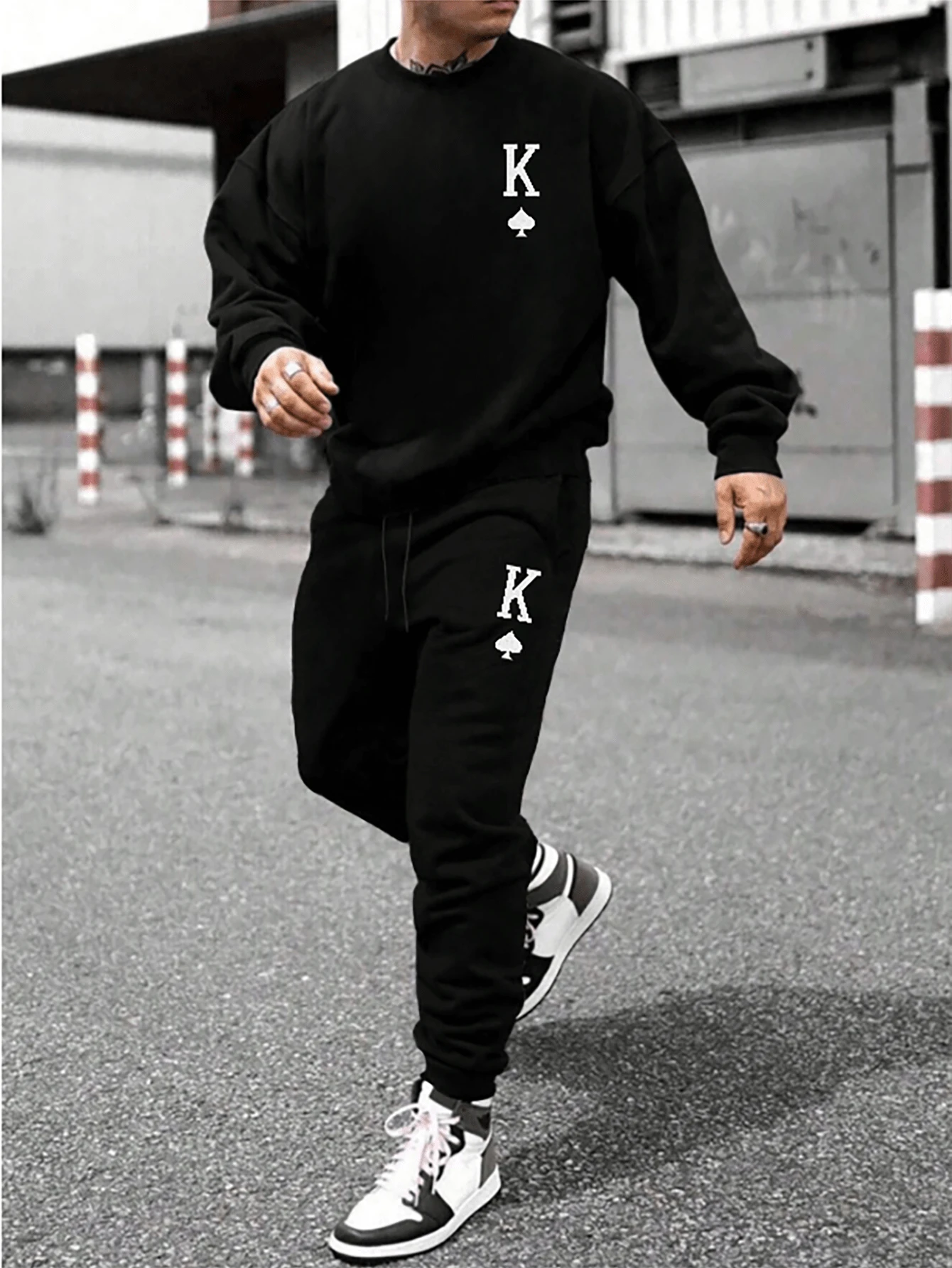 Bộ đồ nam DIFFLAND thoải mái, mềm mại gồm 2 mảnh, họa tiết tối giản chữ K và hình quân bích, áo nỉ cổ tròn tay dài phối cùng quần nỉ ôm dáng, bộ đồ thể thao mùa xuân.