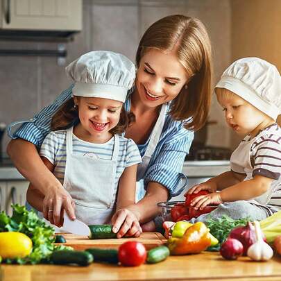 Bộ đồ chơi nấu nướng và cắt bánh, trái cây và rau củ cho trẻ em, gồm 3 món, có thớt nhựa màu xanh lá cây hoặc màu vàng, là món đồ chơi gia đình giúp phát triển khả năng thực hành của trẻ.