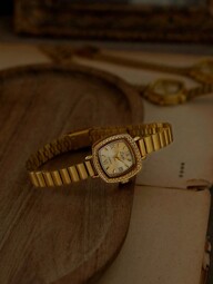 1pc New Vintage Carved Floral Pattern Golden Square-Dial Women's Watch, Fashion Minimalist Elegant Luxury Petite Waterproof Stainless Steel Strap Classic Quartz Watch, Suitable For Daily Wear, Formal Events And Accessory