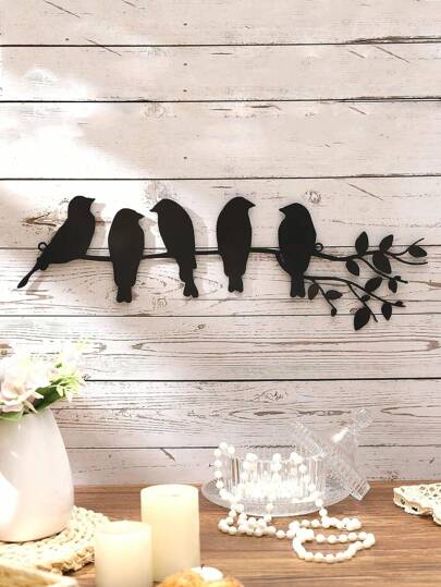 一件叶子和花朵造型的金属鸟壁饰，黑色铁艺工艺品，适合室内外摆放，枝繁叶茂，可用于家居和花园装饰，是女性喜爱的艺术品，也适合房间装饰。