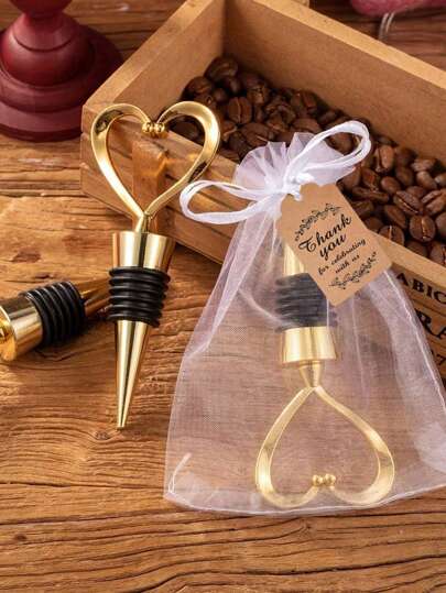 Tapón de botella de vino con forma de corazón como detalle de boda para invitados. Tapón de vino con forma de corazón de acero inoxidable con bolsas de organza blanca transparente y etiquetas de regalo Kraft para bodas. Ideal como recuerdo de bodas y para mantener fresco el vino en fiestas navideñas.
