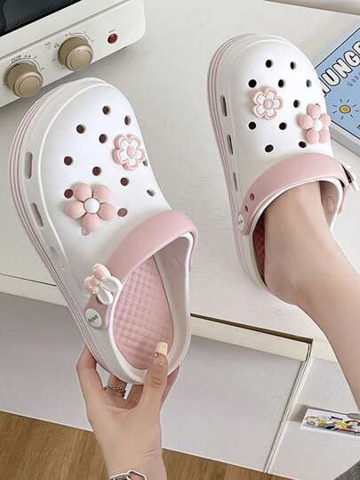 1 par de sandalias tipo slip-on rosas y blancas dulces, zapatos tipo zuecos de mujer con decoración floral hueca, suela blanda y transpirable para interiores y exteriores, estilo universitario, zapatillas de jardín de EVA con flores y diseño lindo