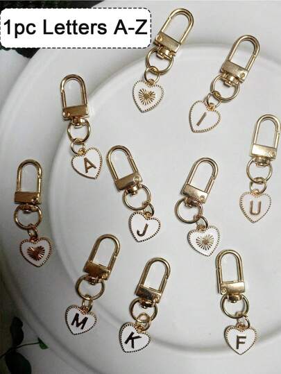 A-Z字母心形钥匙扣，合金时尚吊坠钥匙圈带登山扣，个性化首字母钥匙链，适用于背包、钱包、耳机盒，是送给朋友、家人和情侣的理想礼物。