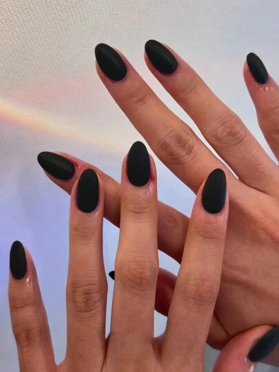 24片哑光黑色椭圆形短款亚克力美甲贴片套装，完美贴合美甲，包含1瓶果冻胶和1把指甲锉，适合女性日常工作、节日和派对美甲。