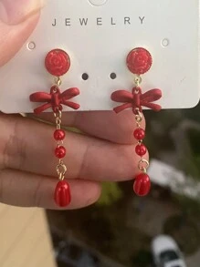 一对优雅的粉色蝴蝶结和白色花朵耳钉，配有仿珍珠吊坠，适合女性和女孩在派对和情人节佩戴。 - 粉色 - 查看 4