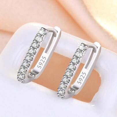 一对925纯银镶钻时尚耳环，直径1.5厘米，适合作为女士婚礼/生日礼物或日常佩戴，附赠精美礼盒