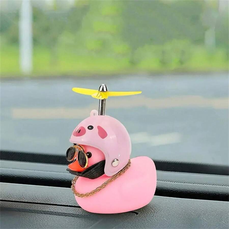 1pc Mũ bảo hiểm màu hồng Vịt cao su trang trí bảng điều khiển xe hơi, với dây chuyền vàng và cánh quạt, Phụ kiện trang trí xe hơi vịt nhựa dễ thương và thời trang - Hồng - Xem 1