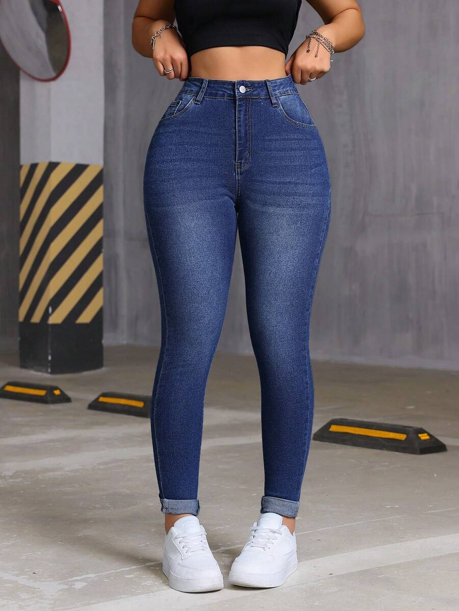 高腰卷边修身破洞口袋牛仔裤，适合圣诞节和秋季穿着