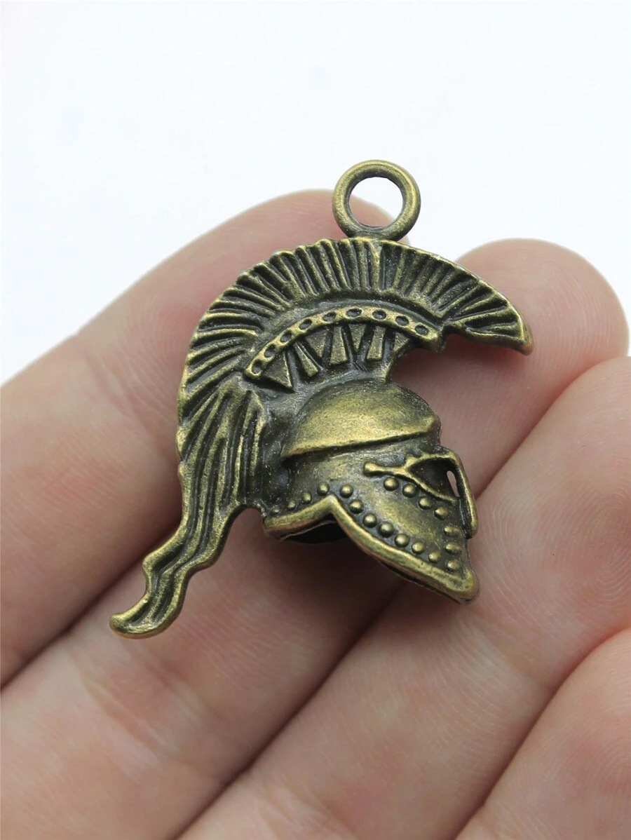 2 piezas/bolsa Encantos del casco del soldado romano 3D retro de 36x28x14mm para hacer joyas, accesorios, collares y llaveros artesanales - casco - Ver 1
