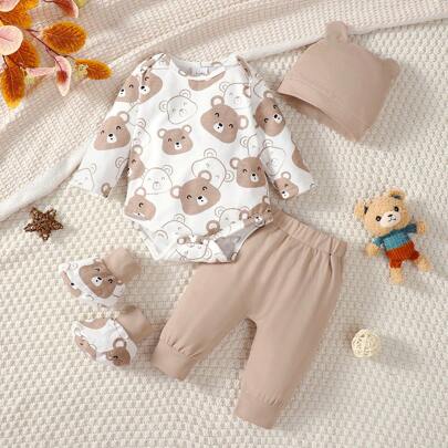 Bộ đồ 4 món cho bé trai sơ sinh: Áo liền thân dài tay in hình gấu dễ thương, quần, tất và mũ.