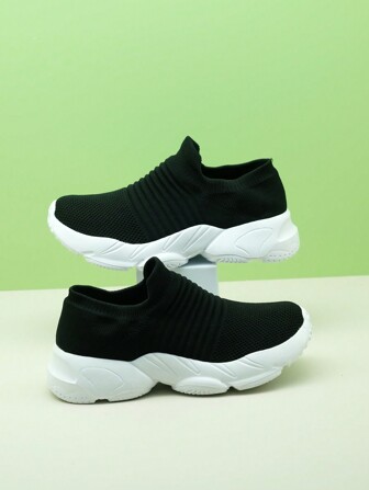 儿童黑色彩色条纹运动休闲鞋，针织一脚蹬休闲鞋，一脚蹬式运动休闲轻便厚底运动鞋，增高