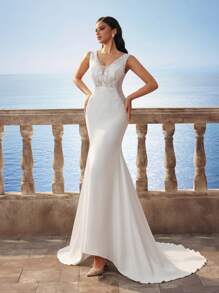 Robe de mariée sirène blanche sans manches, au décolleté profond en V, en dentelle et satin brillant, minimaliste, magnifique, élégante, ajustée, avec une traîne, pour un mariage extérieur sur la plage et une fête - Blanc - Voir 4