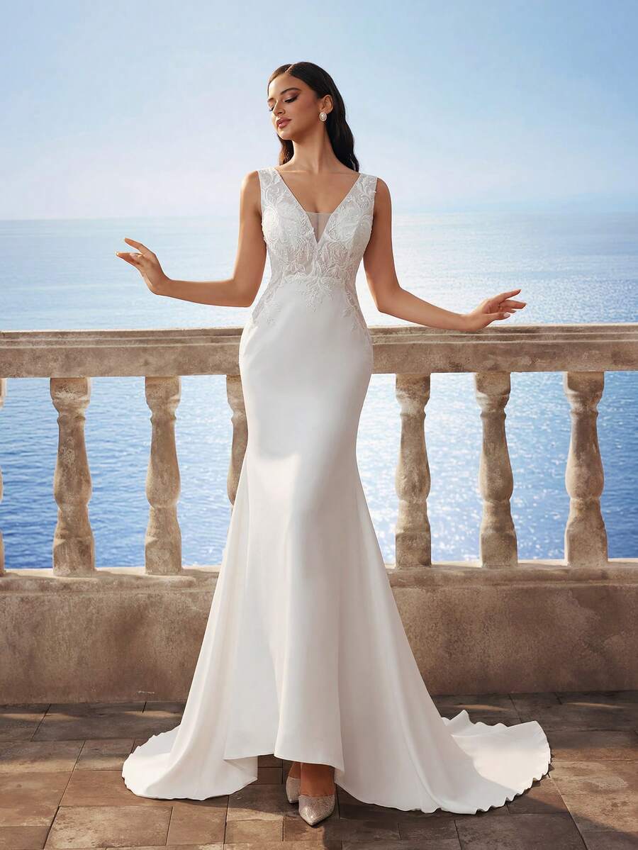 Robe de mariée sirène blanche sans manches, au décolleté profond en V, en dentelle et satin brillant, minimaliste, magnifique, élégante, ajustée, avec une traîne, pour un mariage extérieur sur la plage et une fête