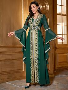 女士优雅长裙，缀有 Guioure 蕾丝拼布和超长喇叭袖，阿拉伯风格，朴素的卡夫坦