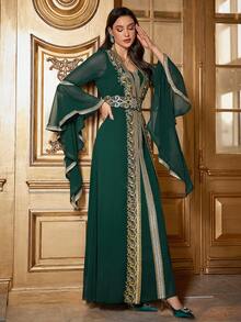 女士优雅长裙，缀有 Guioure 蕾丝拼布和超长喇叭袖，阿拉伯风格，朴素的卡夫坦