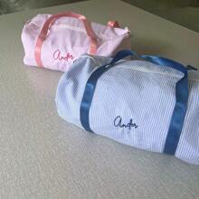 [Personalização de nome] Bolsa de bagagem Seersucker, bolsa de mão, bolsa de ombro, grande capacidade e leve, personalização de nome bordado, essencial para presentes de Natal, carta, portátil, multifuncional, versátil, grande capacidade, funcional, prático, multifuncional, fofo, adorável, contratado, vibrações de férias/férias, minimalista, personalizado, personalizado, exclusivo, personalizado, presentes personalizados para mulheres, bolsa de viagem, bolsa grande, presentes ideais para ela, mulheres, novatos e trabalhadores de colarinho branco, namorada, meninas rosa, bolsa de praia
