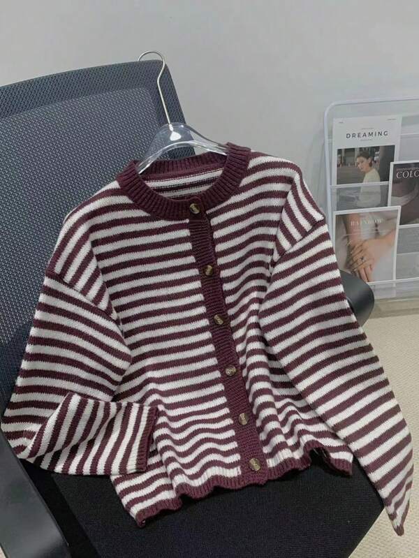 Cardigã feminino simples para o dia a dia, com gola redonda, estampa de blocos de cores e botões, em tricô, ideal para Natal e Ano Novo.