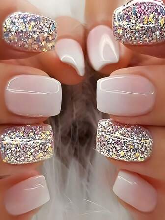 24 pièces de faux ongles courts carrés super brillants à presser. Design mode dégradé paillettes rose clair, couleur unie. Style beau, simple, minimal et élégant. Kit d'art des ongles avec faux ongles amovibles convenant pour les vacances, les fêtes, entre amis, les rendez-vous, le port quotidien.