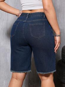 Damskie, codzienne, sprane, postrzępione, średniej długości, jeansowe szorty z prostymi nogawkami i przetarciami