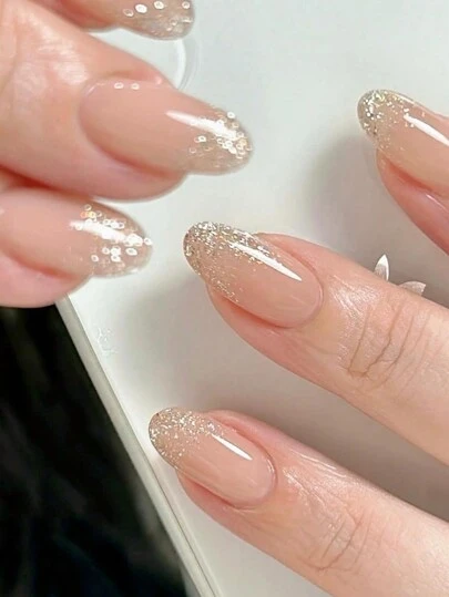 24 piezas Juego de pegatinas de uñas ovaladas cortas neutras, material acrílico, degradado nude y dorado brillante, cobertura completa removible, de larga duración. El juego incluye 1 hoja de pegatinas adhesivas y 1 lima de uñas mini, adecuado para uso diario. Suministros de uñas