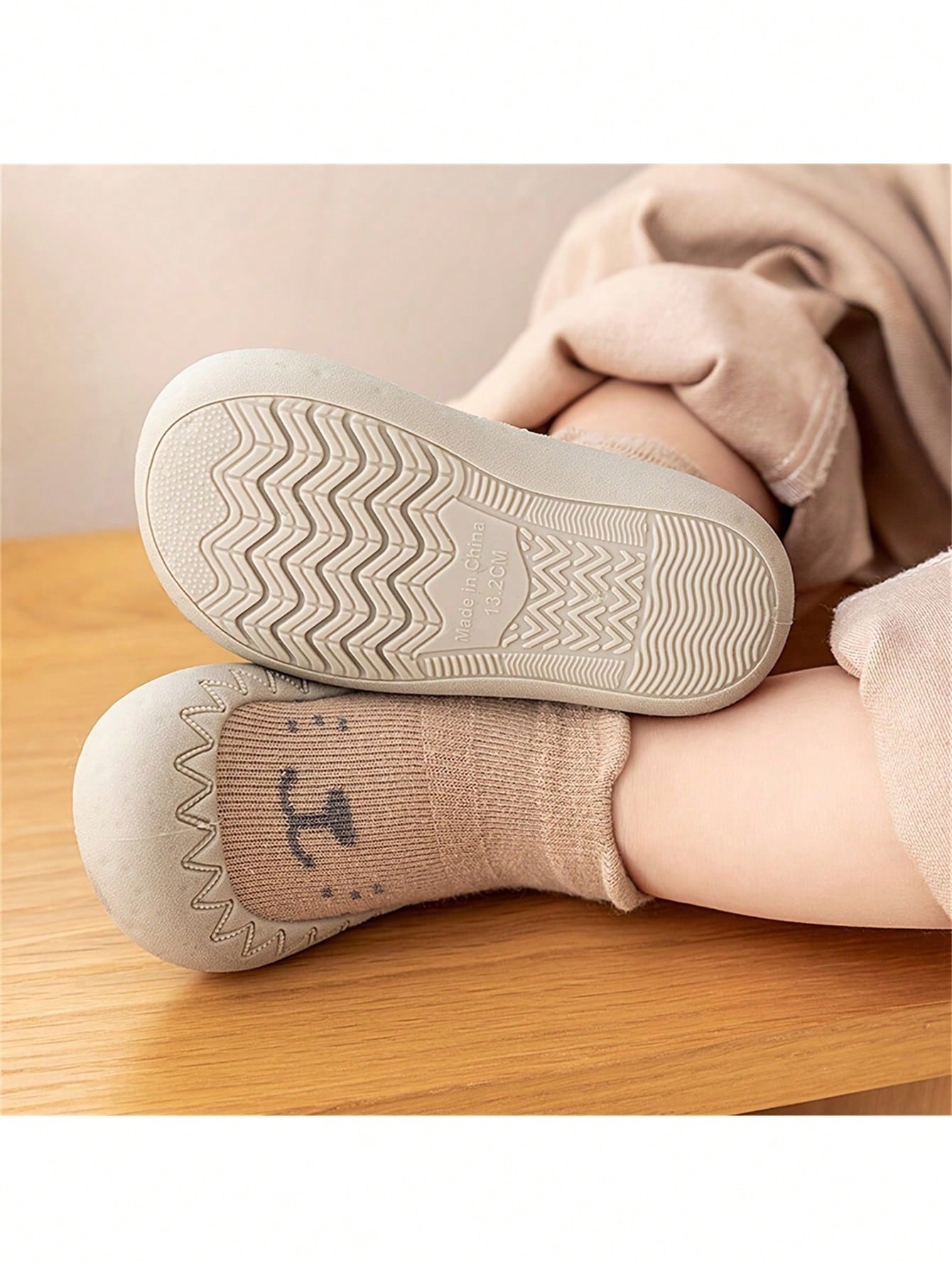 زوج واحد من جوارب الأرضية المانعة للانزلاق للأطفال...