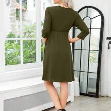 Vestido de maternidad versátil para mujer con escote en V, mangas 3/4, diseño con volantes, cintura elástica y ajuste cómodo para eventos casuales, bodas y posparto - Verde Oliva - Ver 3