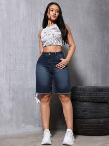 Damskie, codzienne, sprane, postrzępione, średniej długości, jeansowe szorty z prostymi nogawkami i przetarciami