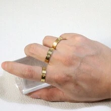 Nhẫn vàng bằng thép không gỉ, kiểu dáng đơn giản, một vòng móc, thích hợp làm quà tặng cho nữ, nhân dịp Lễ Tình nhân, sinh nhật hoặc các dịp lễ khác. - Vàng - Xem 4