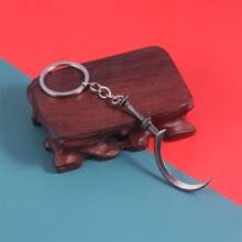 1 pieza Llavero de Anime Biohazard 8 Vampire Moth Girl Hoz, Accesorios de Cosplay de Halloween Hoz en Forma de Luna para Mujer, Accesorios para Mochila, Bolso, Coche, Accesorios Góticos Lindos Y2k, Portaidentificaciones con Cordón