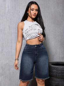 Damskie, codzienne, sprane, postrzępione, średniej długości, jeansowe szorty z prostymi nogawkami i przetarciami