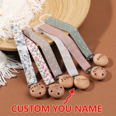 Bộ 2 kẹp núm vú giả in tên theo yêu cầu với họa tiết chấm bi thời trang, thích hợp sử dụng hàng ngày, quà tặng mùa đông cho bé, quà tặng tựu trường, quà tặng ngày Valentine cho bé trai và bé gái, đa chức năng, trang trí, chữ cái tinh tế, phong cách, thời trang cho bé, mềm mại, nhiều màu sắc, dễ thương, đáng yêu, độc đáo, quà tặng theo yêu cầu, quà tặng cho bé, quà tặng dễ thương cho ngày thiếu nhi, quà tặng cho bé gái dự tiệc, quà tặng lý tưởng cho bé trai, quà tặng lý tưởng cho bé gái, đồ dùng cần thiết cho bé sơ sinh.