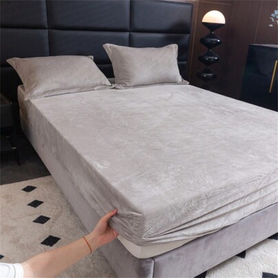 1pc Solid Color Flannel Fitted Sheet, Thickened Bed Cover One Piece, Warm Crystal Velvet Fitted Sheet, Mattress Protector Cover (Pillow Case Not Included), Autumn/Winter