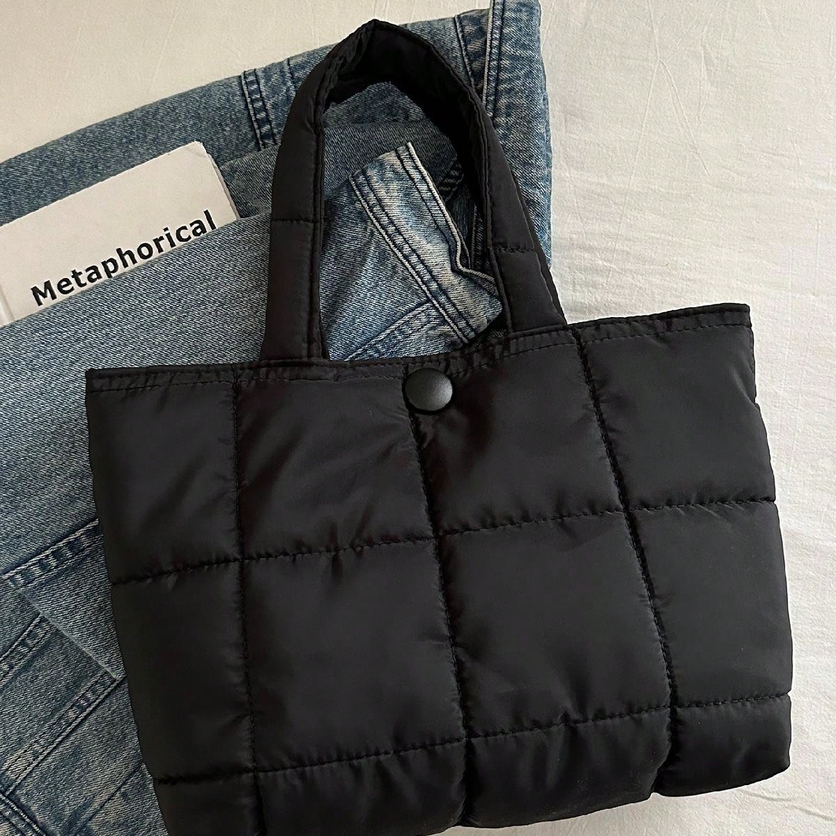 New Quilted Padded Shoulder Bag, Checkered Embroidered Spacious Tote Bag With Metal Chain Strap, Casual Shoulder Bag, Solid Color Large Capacity Versatile Commuter Bag For Women, Elegant Daily Use, Tote Bags For Students, Multiple Compartments, Perfect For Beach, School, Work & Daily Use , Office