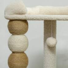 PawHut Torre per Gatti con Lettino Superiore, Piattaforma e Pallina Giocattolo, Albero Tiragraffi per Gatti in Legno, Peluche e Iuta, 48.5x40x76 cm, Beige