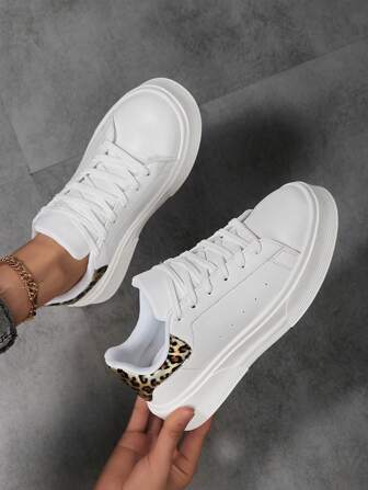 Kvinnor Casual sneakers med leopardtryck, mjuk sula Bekväm platt snörning rund tå Vita skor