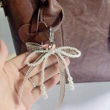 1 szt. Kraciasty motyl ze sztucznej perły, brelok do kluczy, dekoracja plecaka, unikatowy koralikowy brelok do etui na telefon, minimalistyczny wisiorek do torby z kokardką, akcesoria samochodowe, szkolna perła, uroczy gotycki Y2k