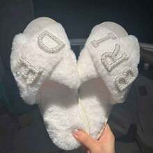 1 双 DIY（需自粘）新娘仿珍珠毛绒拖鞋，适合水疗、过夜、新娘送礼会、婚礼、单身派对、单身派对、装饰、求婚、伴娘礼物、返校情人节