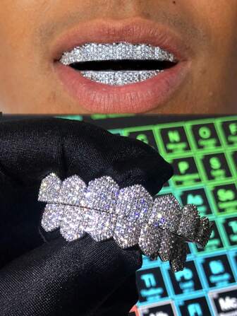 AINTTBY 1件/2件装优雅时尚嘻哈风格18K镀金闪亮锆石8颗牙套，适合男女在万圣节、圣诞节佩戴。