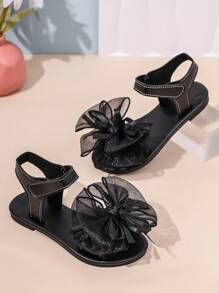 1 par de sandalias planas negras para niñas pequeñas con lazo transparente de malla, cierre de gancho y bucle, suela antideslizante, sandalias romanas lindas y elegantes, adecuadas para niñas de 3 a 12 años para uso diario, vacaciones y fiestas