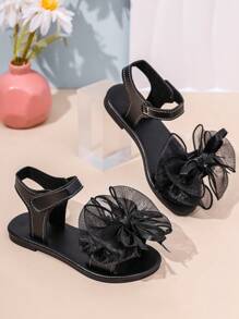 1 par de sandalias planas negras para niñas pequeñas con lazo transparente de malla, cierre de gancho y bucle, suela antideslizante, sandalias romanas lindas y elegantes, adecuadas para niñas de 3 a 12 años para uso diario, vacaciones y fiestas