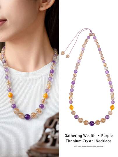  [VE]1条高品质天然紫水晶钛晶项链，饰以S925银和琥珀。紫水晶钛晶象征着神秘与高贵、力量与优雅。暖色调的琥珀象征着财富与健康。这种组合展现时尚美感，同时传递着吉祥寓意，是展现个性、祈求幸福的绝佳之选。首饰颜色随机。