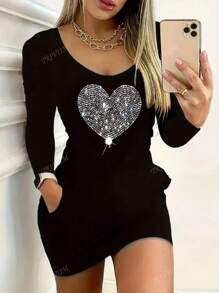 Vestido de mujer sexy y hermosa con corazón negro