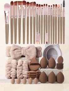 44件套化妆刷套装，包含：20支化妆刷、5个水滴形美妆蛋、5个三角粉扑、5个迷你水滴形美妆蛋、5个指套粉扑、1个发带、2个腕带、1个清洁工具。这套化妆刷套装包含各种面部化妆工具，刷毛柔软，适用于粉底刷、眼影刷、眉刷、唇刷等。快速上妆，适合初学者和专业化妆师，是送给女性的理想礼物。套装包含所有化妆刷，是完整的化妆工具套装。 - 彩色 - 查看 1