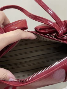 حقيبة يد دائرية خفيفة ومميزة بتصميم صيفي أحمر بالعقدة الزخرفية، مناسبة للفتيات الصغيرات للسفر والحفلات