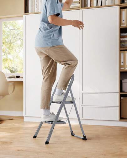 SONGMICS Marchepied 2 Marches Pliable, Escabeau, Verrou de , Facile à Ranger, Charge 150 kg, Gris Tourterelle