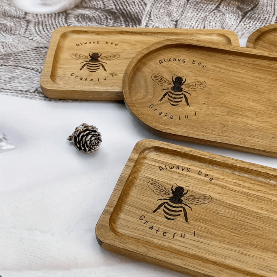 1pc Wooden Tray, Bee Logo Creative Tray, Desktop Decoration Plate, Multi-Functional Decorative Tray, Suitable For Kitchen, Outdoor, Indoor, Restaurant, Applicable For Breakfast, Candy, Cheese, Gourmet, Fruit, Steak, Sushi, Bread And Home Decoration, Suitable For Halloween, Christmas, New Year Use