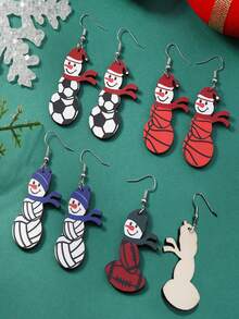 木制冬季运动雪人吊坠耳环，带有足球、橄榄球、排球和篮球图案 - 送给女性的完美圣诞礼物 - 彩色 - 查看 3