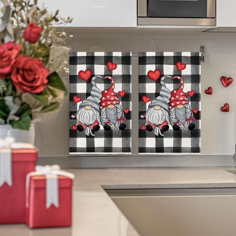 Set di 2 asciugamani da cucina contemporanei in microfibra - super morbidi, lavabili in lavatrice, asciugamani da cucina in tessuto a maglia con motivo gnomo a tema amore, 45 x 66 cm - panni da cucina in poliestere per decorazione della casa, sala da pranzo e cucina, decorazione per la casa, decorazione per feste