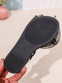 1 par de sandalias planas negras para niñas pequeñas con lazo transparente de malla, cierre de gancho y bucle, suela antideslizante, sandalias romanas lindas y elegantes, adecuadas para niñas de 3 a 12 años para uso diario, vacaciones y fiestas